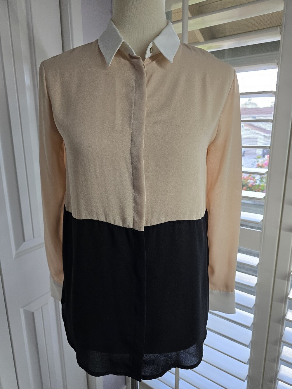 ZARA BASIC Colorblock Button-Front Blouse in Beige & Black, White Collar & Cuffs - Picture 5 of 12